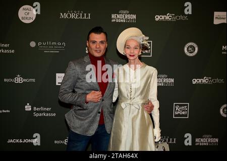 Dieter Padar und Britt Kanja bei der Strassenfeger Charity Aktion 2023 von Maximilian Seitz in der Mall von Berlin. Berlin, 30.11.2023 Stockfoto