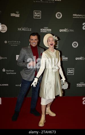 Dieter Padar und Britt Kanja bei der Strassenfeger Charity Aktion 2023 von Maximilian Seitz in der Mall von Berlin. Berlin, 30.11.2023 Stockfoto