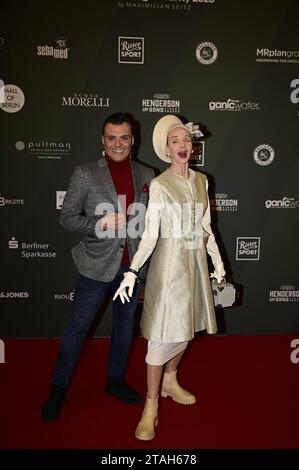 Dieter Padar und Britt Kanja bei der Strassenfeger Charity Aktion 2023 von Maximilian Seitz in der Mall von Berlin. Berlin, 30.11.2023 Stockfoto