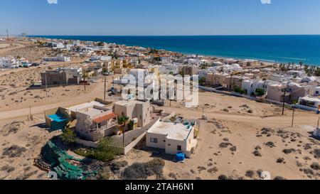 Ein Blick aus der Vogelperspektive auf das Viertel Las Conchas mit Blick auf das Meer von Cortez. Puerto Penasco, Sonora, Mexiko Stockfoto