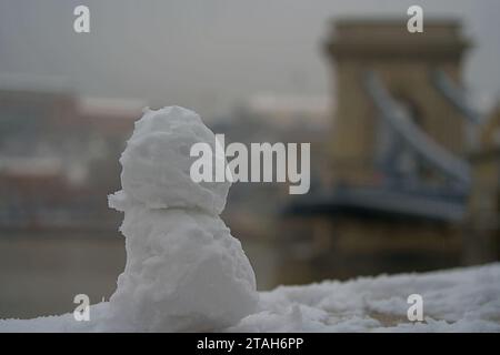 Budapest, Ungarn - 30. November 2023: Schneemann mit der Kettenbrücke im Hintergrund. Stockfoto