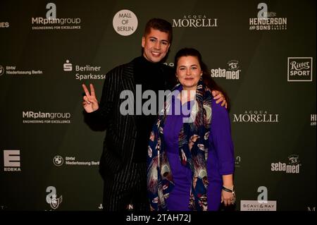 Maximilian Seitz und Ronja Forcher bei der Strassenfeger Charity Aktion 2023 von Maximilian Seitz in der Mall Berlin. Berlin, 30.11.2023 Stockfoto