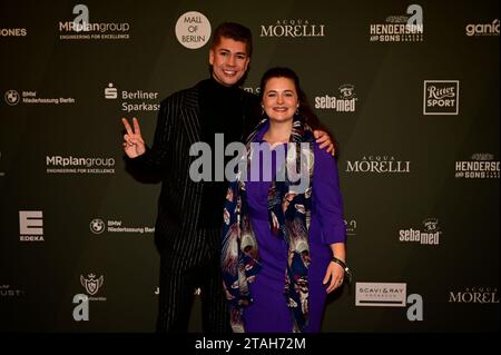 Maximilian Seitz und Ronja Forcher bei der Strassenfeger Charity Aktion 2023 von Maximilian Seitz in der Mall Berlin. Berlin, 30.11.2023 Stockfoto