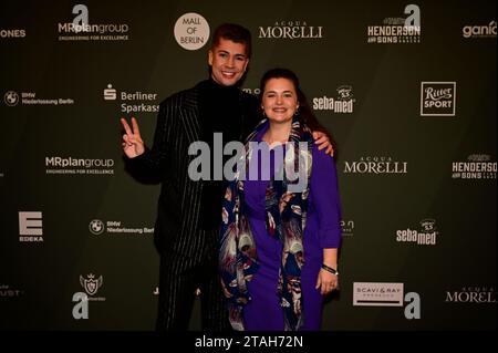 Maximilian Seitz und Ronja Forcher bei der Strassenfeger Charity Aktion 2023 von Maximilian Seitz in der Mall Berlin. Berlin, 30.11.2023 Stockfoto