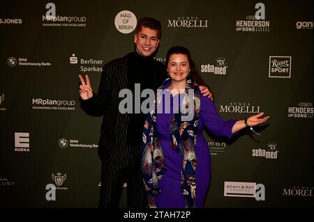 Maximilian Seitz und Ronja Forcher bei der Strassenfeger Charity Aktion 2023 von Maximilian Seitz in der Mall Berlin. Berlin, 30.11.2023 Stockfoto