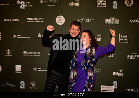 Maximilian Seitz und Ronja Forcher bei der Strassenfeger Charity Aktion 2023 von Maximilian Seitz in der Mall Berlin. Berlin, 30.11.2023 Stockfoto