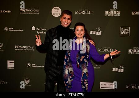 Maximilian Seitz und Ronja Forcher bei der Strassenfeger Charity Aktion 2023 von Maximilian Seitz in der Mall Berlin. Berlin, 30.11.2023 Stockfoto