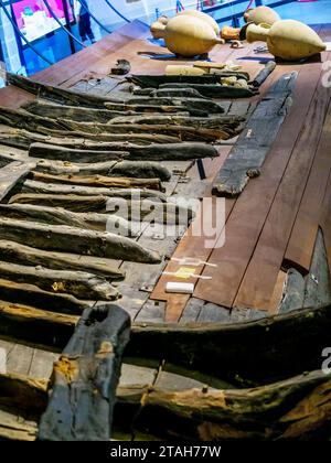 Wrack eines punischen Schiffes - das Wrack ist das eines schlanken Schiffes der Linie, das aufgrund der Merkmale des Rumpfbodens an der Wasserlinie als ruderndes Kampfschiff identifiziert werden kann, das um die Mitte des 3. Jahrhunderts v. Chr. zerstört wurde. zeitgleich mit der Schlacht auf den Ägadischen Inseln, die 241 v. Chr. den Ersten Punischen Krieg beendete – Baglio Anselmi archäologisches Museum – Marsala, Sizilien, Italien Stockfoto