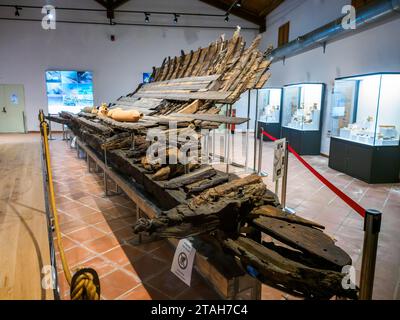 Wrack eines punischen Schiffes - das Wrack ist das eines schlanken Schiffes der Linie, das aufgrund der Merkmale des Rumpfbodens an der Wasserlinie als ruderndes Kampfschiff identifiziert werden kann, das um die Mitte des 3. Jahrhunderts v. Chr. zerstört wurde. zeitgleich mit der Schlacht auf den Ägadischen Inseln, die 241 v. Chr. den Ersten Punischen Krieg beendete – Baglio Anselmi archäologisches Museum – Marsala, Sizilien, Italien Stockfoto