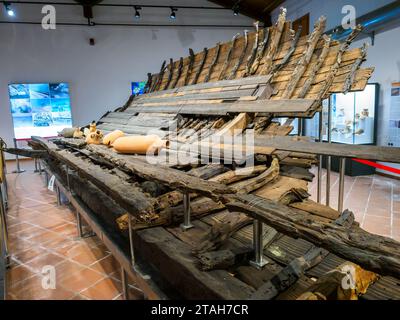 Wrack eines punischen Schiffes - das Wrack ist das eines schlanken Schiffes der Linie, das aufgrund der Merkmale des Rumpfbodens an der Wasserlinie als ruderndes Kampfschiff identifiziert werden kann, das um die Mitte des 3. Jahrhunderts v. Chr. zerstört wurde. zeitgleich mit der Schlacht auf den Ägadischen Inseln, die 241 v. Chr. den Ersten Punischen Krieg beendete – Baglio Anselmi archäologisches Museum – Marsala, Sizilien, Italien Stockfoto