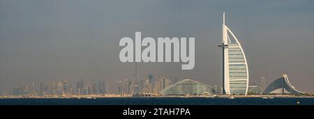 Burj Al Arab und das Finanzviertel mit Burj Khalifa im Hintergrund, an einem verschmutzten, trüben Nachmittag. Dubai, VAE. Stockfoto