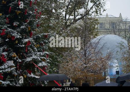 Budapest, Ungarn - 30. November 2023: Verschneite Weihnachtsbäume am Vorosmarty-Platz. Stockfoto