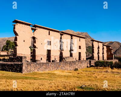 Fantastischer Blick auf die zentrale Wand des Tempels von Wiracocha, die archäologische Stätte von Raqchi, Region Cusco, Peru Stockfoto