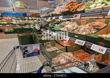 Altenkirchen Themenfoto: Konsum, Versorgung, Nahrungsmittel, Supermarkt, Einkauf, Lebensmittel, 28.11.2023 Gemueseregal mit Frischgemuese in einer LIDL-Filale Themenfoto: Konsum, Versorgung, Nahrungsmittel, Supermarkt, Einkauf, Lebensmittel, 28.11.2023 *** Altenkirchen Themenfoto Konsum, Versorgung, Nahrungsmittel, Supermarkt, Einkauf, Lebensmittel, 28 11 2023 Gemueseregal mit Frischgemuese in einer Lidfilale Themenfoto Konsum, Versorgung, Nahrungsmittel, Supermarkt, Einkauf, Lebensmittel, 28 11 2023 Copyright: xAugstx/xEibner-Pressefotox EP jat Stockfoto