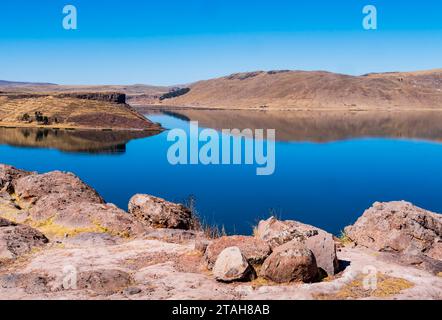 Atemberaubender Blick auf den Umayo-See, die archäologische Stätte Sillustani, die Region Puno, Peru Stockfoto