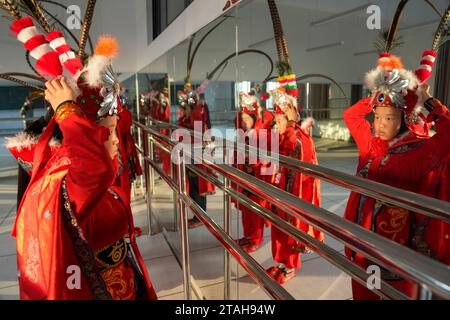 Chongqing, Chinas Chongqing. November 2023. Die Schüler bereiten sich darauf vor, den traditionellen „bian lian“ zu üben, oder Gesichtswechsel, in einem Tanzunterricht an der Wu'an Grundschule im Bezirk Dianjiang im Südwesten Chinas Chongqing, 28. November 2023. Mit mehr als 600 Schülern kooperierte die Wu'an Grundschule in den letzten Jahren mit dem Volkskünstler Li Yong und fügte Gesichtswechsel als besonderen Teil ihres Lehrplans hinzu. Die Technik des Gesichtswechsels ist einer der berühmtesten Teile der Sichuan Opera, bei der Schauspieler schnell ihr Gesicht in atemberaubender und dramatischer Wirkung verändern. Quelle: Liu Chan/Xinhua/Alamy Live News Stockfoto