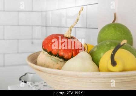 Obst- und Gemüseschale, Kürbis und Birnen in der Schüssel, Küchendekor Hintergrund Stockfoto