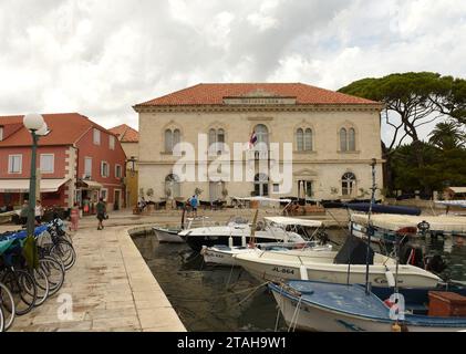 Jelsa, Kroatien - August 2018: Stadt Jelsa auf der Insel Hvar, Kroatien Stockfoto