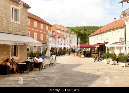 Jelsa, Kroatien - August 2018: Die Menschen entspannen sich im Café der Stadt Jelsa auf der Insel Hvar, Kroatien Stockfoto