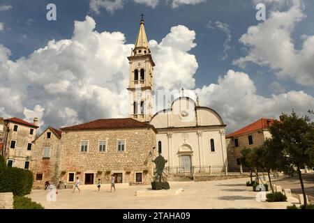 Jelsa, Kroatien - August 2018: Kirche St. Marias Himmelfahrt in der Stadt Jelsa auf der Insel Hvar, Kroatien Stockfoto