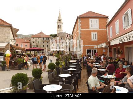 Jelsa, Kroatien - August 2018: Die Menschen entspannen sich im Café der Stadt Jelsa auf der Insel Hvar, Kroatien Stockfoto