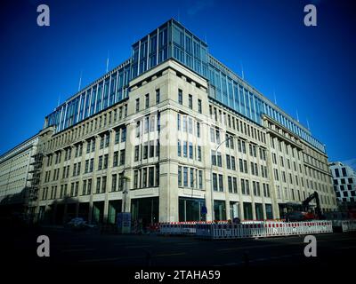 Berlin, Deutschland. November 2023. Das Schicklerhaus, das heute den Namen STRAHL trägt, wurde am 13.11.2023 in Berlin Mitte eröffnet. Seit 2017 im Besitz von Signa. © BY XAMAX Credit: XAMAX/dpa/Alamy Live News Stockfoto