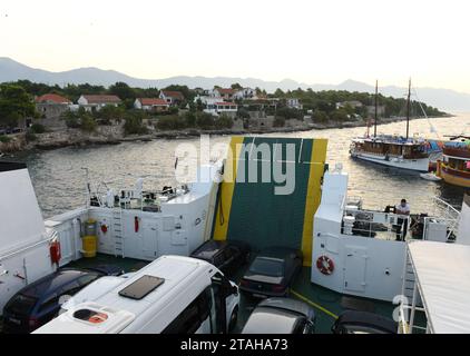 Sucuraj, Kroatien - August 2018: Fähre Jadrolinija im Hafen Sucuraj auf der Insel Hvar, Kroatien Stockfoto