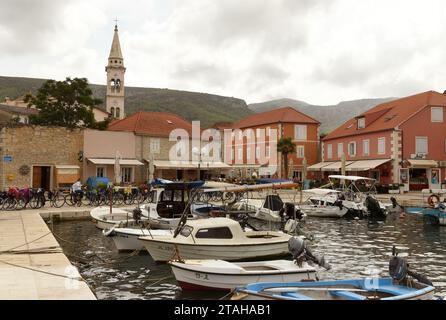 Jelsa, Kroatien - August 2018: Stadt Jelsa auf der Insel Hvar, Kroatien Stockfoto