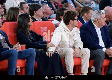 Monaco, Monaco. November 2023 30. Alexandra Saint Mleux und Monaco Formel-1-Pilot Charles Leclerc während des Spiels der Turkish Airlines EuroLeague in der regulären Saison Runde 11 zwischen AS Monaco und Olympiacos Piräus in Salle Gaston Medecin am 30. November 2023 in Monte Carlo, Monaco. Foto: Laurent Coust/ABACAPRESS.COM Credit: Abaca Press/Alamy Live News Stockfoto