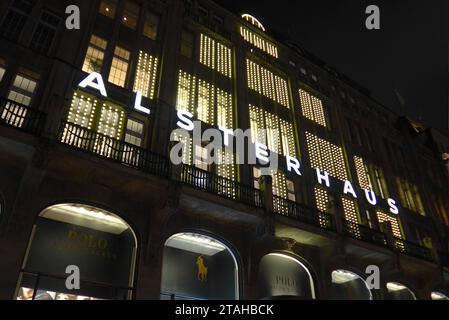 Das 1912 eröffnete Kaufhaus Alsterhaus am Hamburger Jungfernstieg mit Weihnachtsbeleuchtung. *** Das Alsterhaus-Kaufhaus am Hamburgs Jungfernstieg, das 1912 eröffnet wurde, mit Weihnachtslichtern Credit: Imago/Alamy Live News Stockfoto