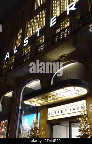 Das 1912 eröffnete Kaufhaus Alsterhaus am Hamburger Jungfernstieg mit Weihnachtsbeleuchtung. *** Das Alsterhaus-Kaufhaus am Hamburgs Jungfernstieg, das 1912 eröffnet wurde, mit Weihnachtslichtern Credit: Imago/Alamy Live News Stockfoto