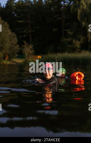 Eine Gruppe professioneller Schwimmer schwimmt im offenen Wasser. Stockfoto