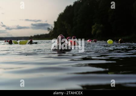 Eine Gruppe professioneller Schwimmer schwimmt im offenen Wasser. Stockfoto