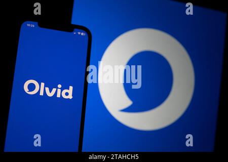 Abbildung des französischen verschlüsselten Nachrichtendienstes „Olvid“ auf dem Telefonbildschirm in Paris am 1. Dezember 2023. Die französische Premierministerin Elisabeth Borne hat weit verbreitete Nachrichtenanwendungen WhatsApp, Telegram und Signal für Minister und ihre Teams wegen Sicherheitslücken verboten. Borne setzte eine Frist auf den 8. Dezember, damit die Regierung stattdessen auf die französische App Olvid umsteigen kann, die von der französischen Cybersicherheitsbehörde ANSSI zertifiziert ist. Tchap, die von der Regierung entwickelte sichere Messaging- und Collaboration-App, die 2019 eingeführt wurde, ist ebenfalls erlaubt. Foto: Blondet Eliot/ABACAPRESS.COM Stockfoto