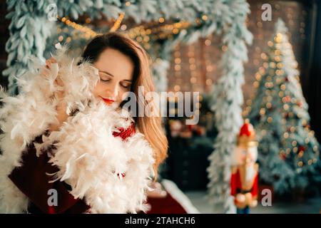 Junge Frau träumt in der weihnachtsstimmung des Neujahrs Stockfoto