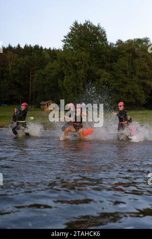 Eine Gruppe professioneller Schwimmer tritt ins offene Wasser ein. Stockfoto