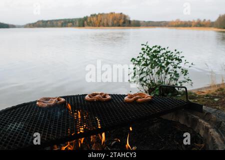 Brezeln kochen am offenen Feuer am Meer Stockfoto