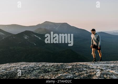 Männliche Wanderer spazieren auf dem Gipfel des Berges im baxter State Park Stockfoto