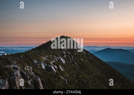 Blick auf Sonnenaufgang vom Doubletop Mountain, Baxter State Park, Maine Stockfoto