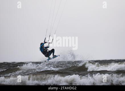 Kitesurfer in Aktion am Strand der Ostsee, Pori, Finnland Stockfoto