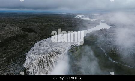 Fluss durch den Canyon und in einen riesigen Wasserfall mit Nebel Stockfoto