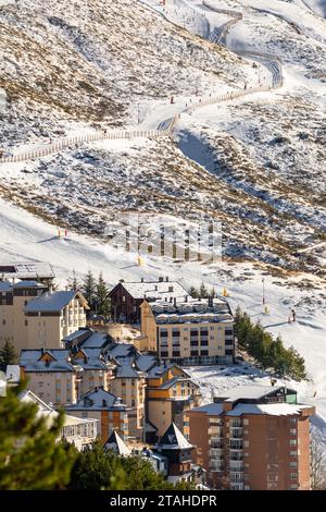 Luftaufnahme Stadt Pradollano Skigebiet in Spanien in Sierra Nevada Stockfoto