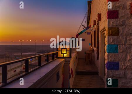 Das Innere des Hotels ist im ethnischen Stil gehalten. Details, Balkon. Gizeh, Kairo, Ägypten - 16. Oktober 2023. Stockfoto