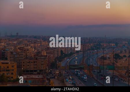 Blick auf Gizeh von oben bei Sonnenaufgang. Gizeh, Ägypten - 16. Oktober 2023. Stockfoto