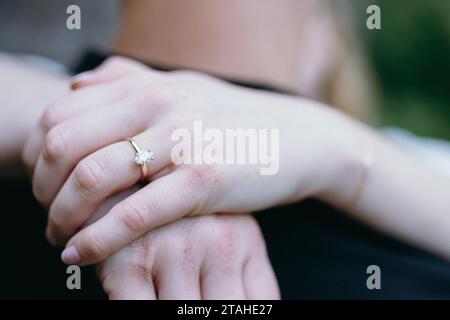 Hände zusammenwickeln, mit einem Ring zum Einrücken Stockfoto