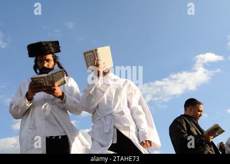 UMAN, UKRAINE - 20. SEPTEMBER 2009: Orthodoxe jüdische Pilger beten während der Feier des Rosch-Haschana (Jüdisches Neujahr) in Uman, Ukraine. Stockfoto