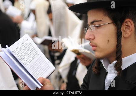 UMAN, UKRAINE - 20. SEPTEMBER 2009: Orthodoxe jüdische Pilger beten während der Feier des Rosch-Haschana (Jüdisches Neujahr) in Uman, Ukraine. Stockfoto