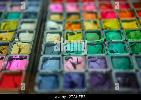 Trockene Farbe im Farbfach Stockfoto