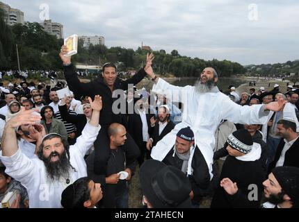 UMAN, UKRAINE - 20. SEPTEMBER 2009: Orthodoxe jüdische Pilger in Uman, Ukraine während der Feier Rosch Hashana, das jüdische Neujahr in Uman, Ukraine. Stockfoto