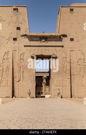 Geschnitzte Fassade des Edfu-Tempels an sonnigen Tagen Stockfoto